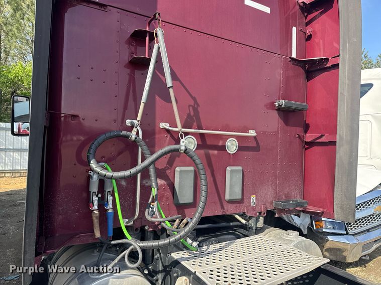 image for item YA0346 2019 Kenworth T680 semi truck