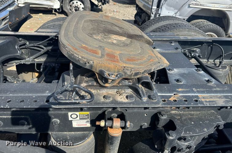 image for item YA0346 2019 Kenworth T680 semi truck