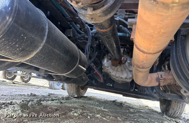 image for item YA0346 2019 Kenworth T680 semi truck