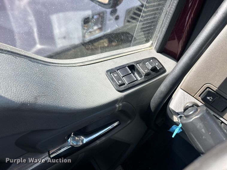 image for item YA0346 2019 Kenworth T680 semi truck