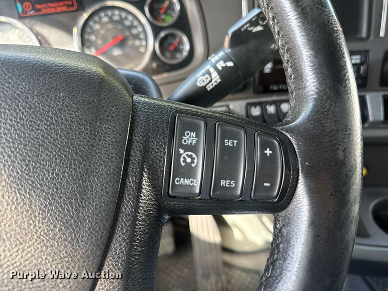 image for item YA0346 2019 Kenworth T680 semi truck