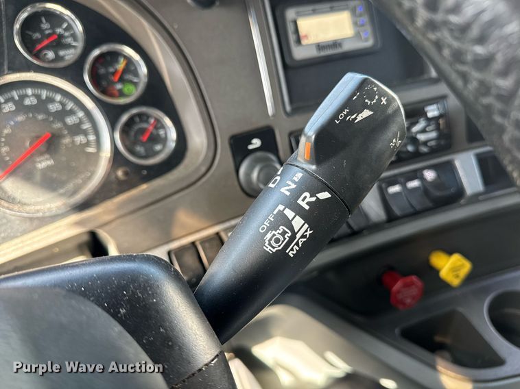 image for item YA0346 2019 Kenworth T680 semi truck