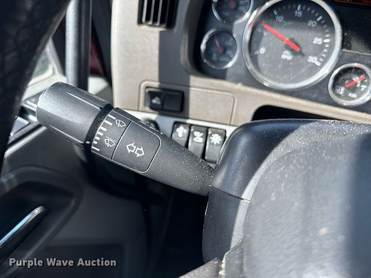 image for item YA0346 2019 Kenworth T680 semi truck