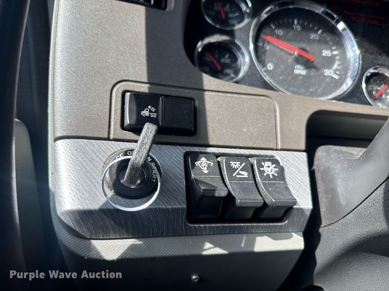 image for item YA0346 2019 Kenworth T680 semi truck