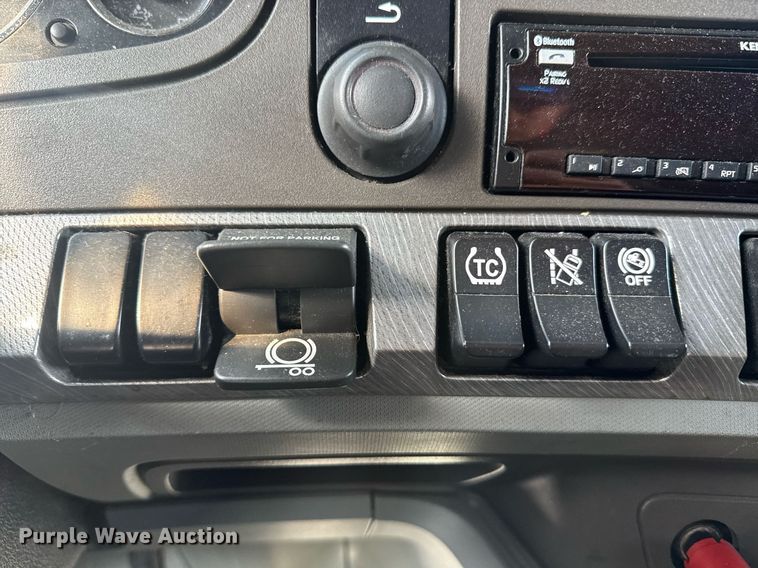 image for item YA0346 2019 Kenworth T680 semi truck