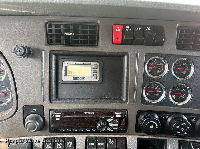 image for item YA0346 2019 Kenworth T680 semi truck