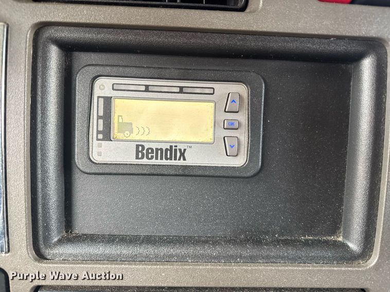 image for item YA0346 2019 Kenworth T680 semi truck