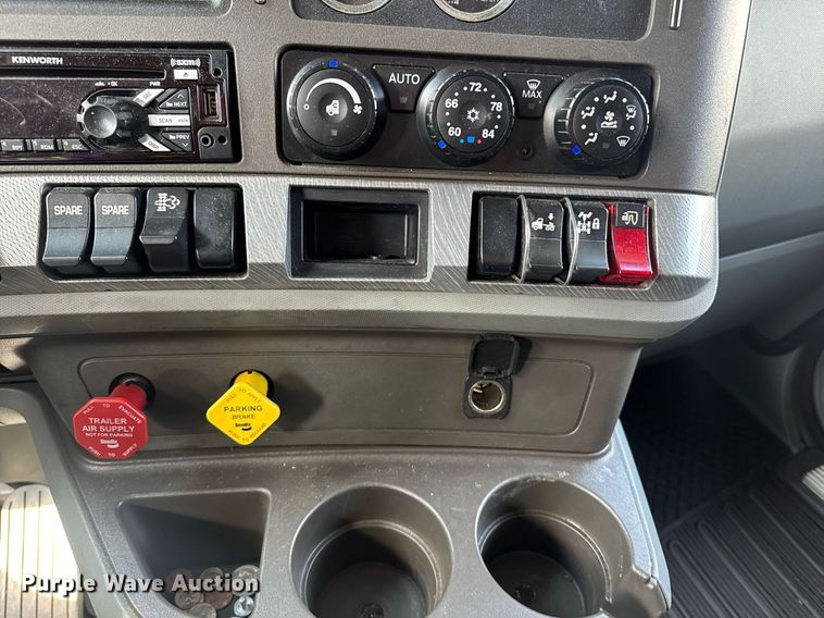 image for item YA0346 2019 Kenworth T680 semi truck