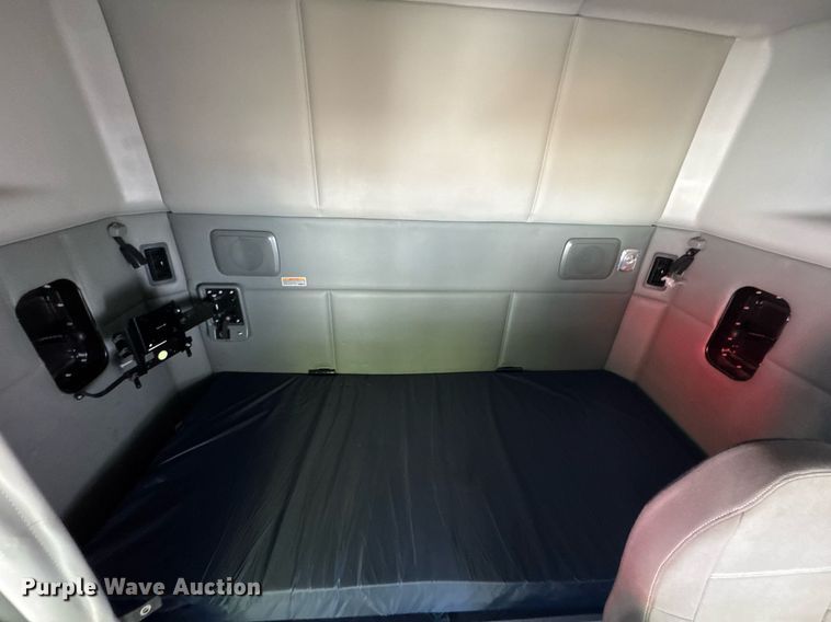 image for item YA0346 2019 Kenworth T680 semi truck