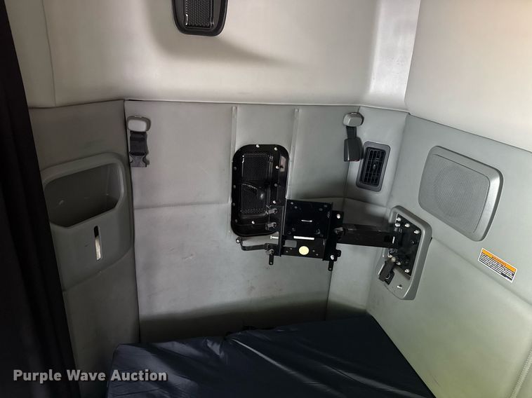 image for item YA0346 2019 Kenworth T680 semi truck