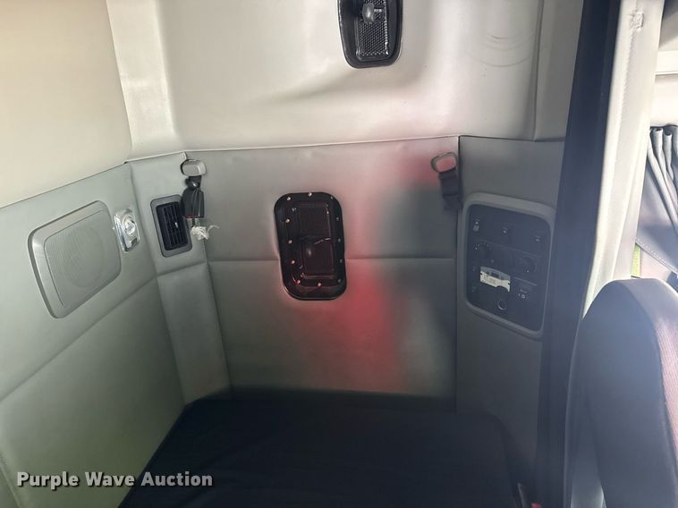 image for item YA0346 2019 Kenworth T680 semi truck