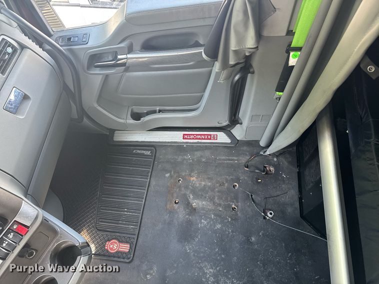 image for item YA0346 2019 Kenworth T680 semi truck