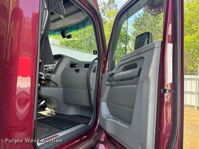 image for item YA0346 2019 Kenworth T680 semi truck