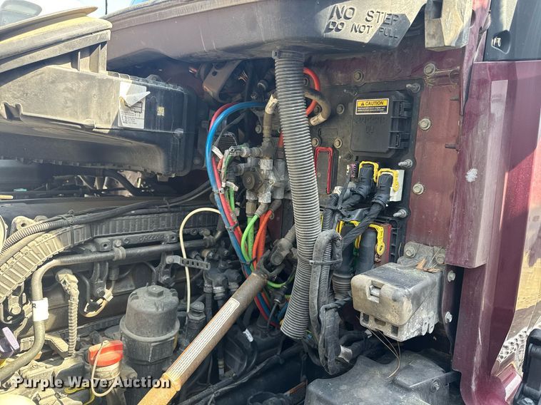 image for item YA0346 2019 Kenworth T680 semi truck