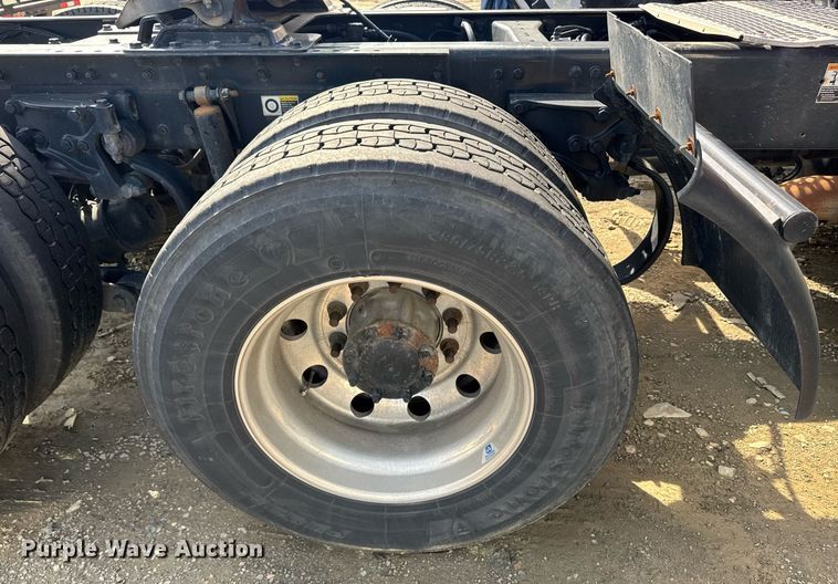 image for item YA0346 2019 Kenworth T680 semi truck