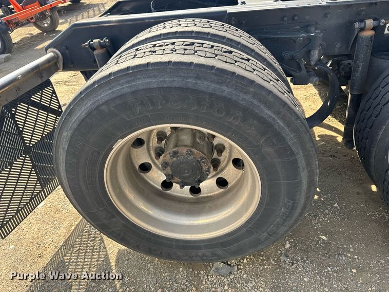 image for item YA0346 2019 Kenworth T680 semi truck