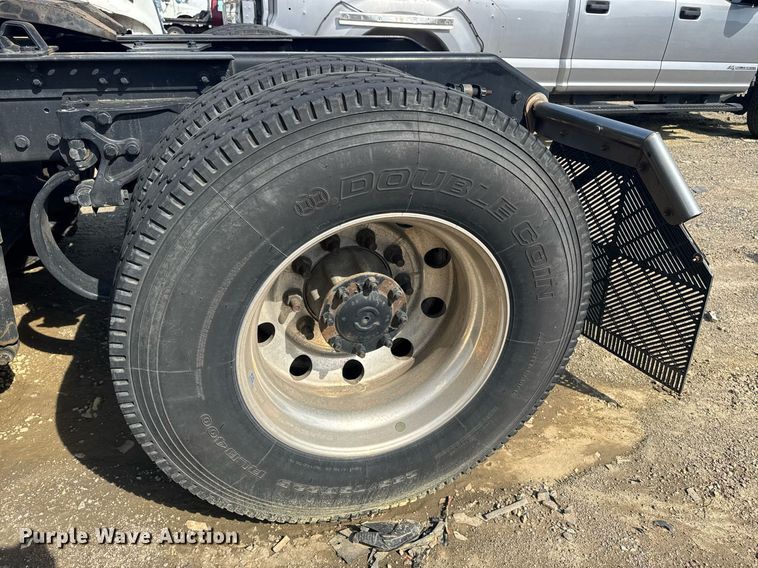 image for item YA0346 2019 Kenworth T680 semi truck