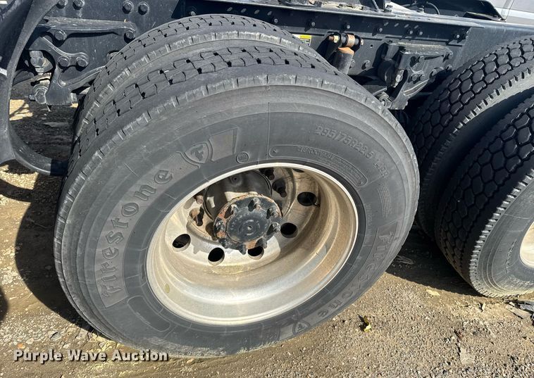 image for item YA0346 2019 Kenworth T680 semi truck