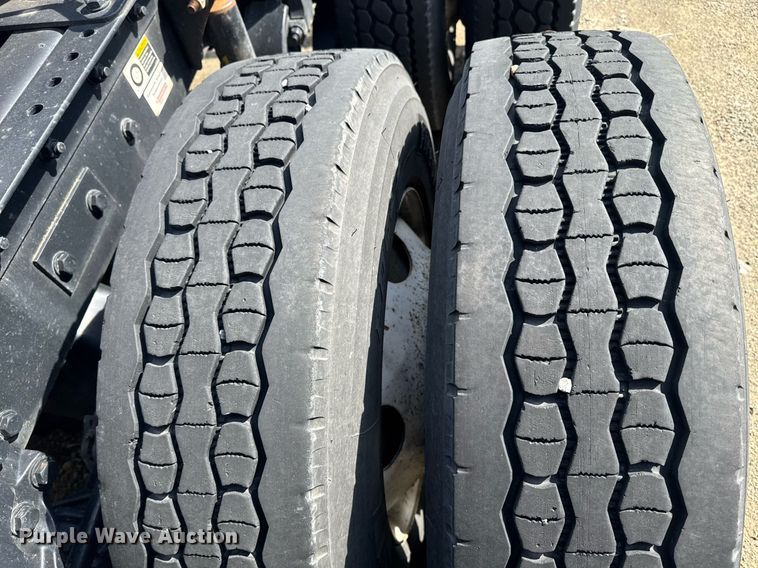 image for item YA0346 2019 Kenworth T680 semi truck