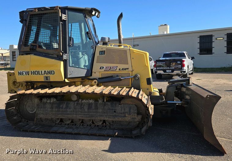 image for item EO0652 2007 New Holland D95 LGP dozer