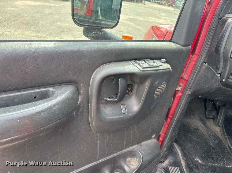 image for item EO0664 2009 Chevrolet C5500 Crew Cab utility / service truck