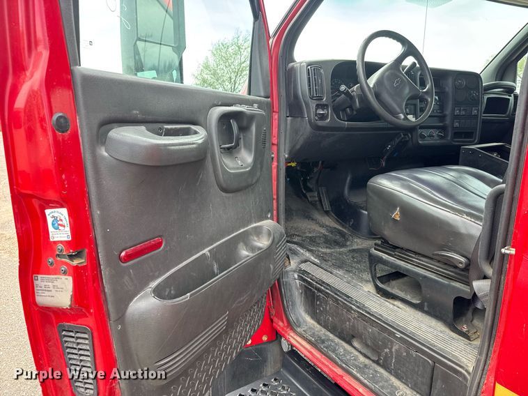 image for item EO0665 2009 Chevrolet C5500 Crew Cab utility / service truck