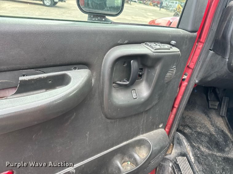 image for item EO0665 2009 Chevrolet C5500 Crew Cab utility / service truck