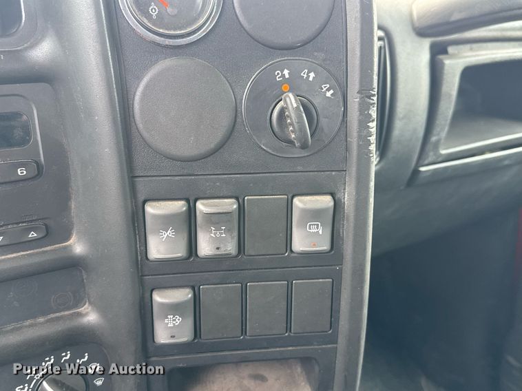 image for item EO0665 2009 Chevrolet C5500 Crew Cab utility / service truck