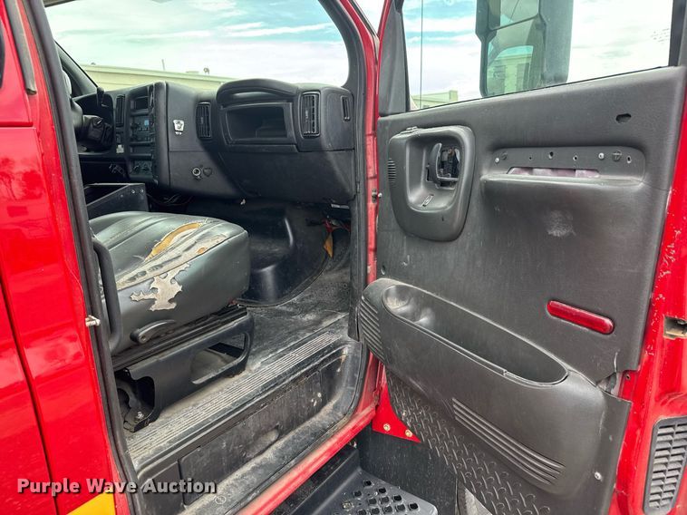 image for item EO0665 2009 Chevrolet C5500 Crew Cab utility / service truck