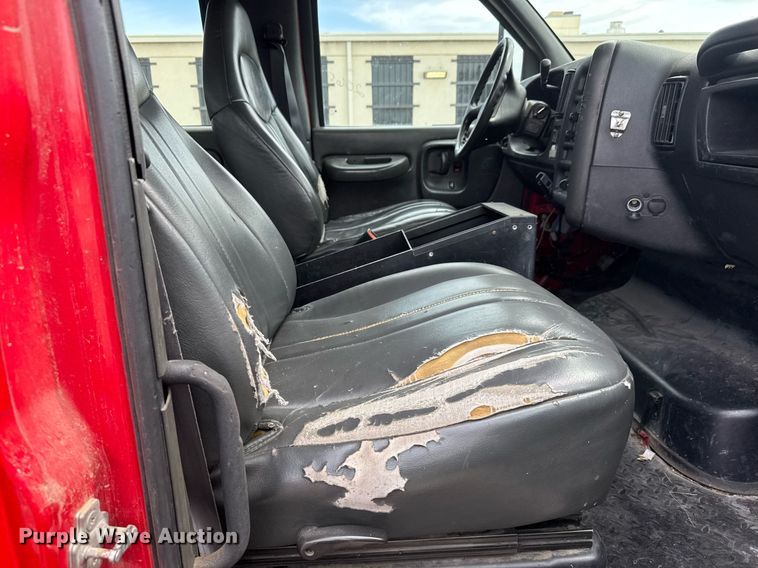 image for item EO0665 2009 Chevrolet C5500 Crew Cab utility / service truck