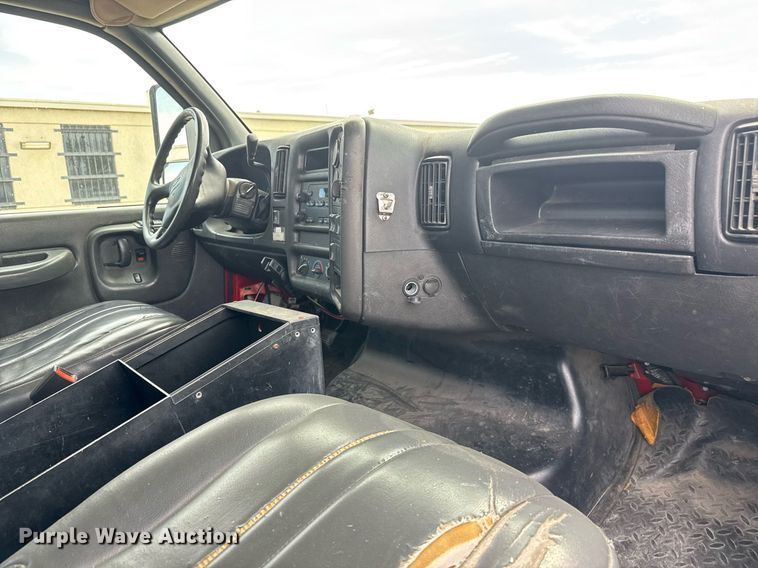 image for item EO0665 2009 Chevrolet C5500 Crew Cab utility / service truck