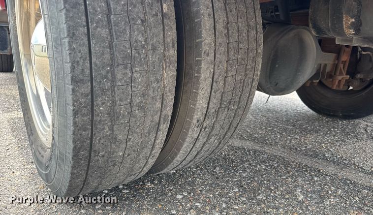 image for item EO0665 2009 Chevrolet C5500 Crew Cab utility / service truck