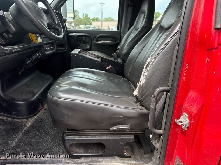 image for item EO0666 2009 Chevrolet C5500 Crew Cab utility / service truck