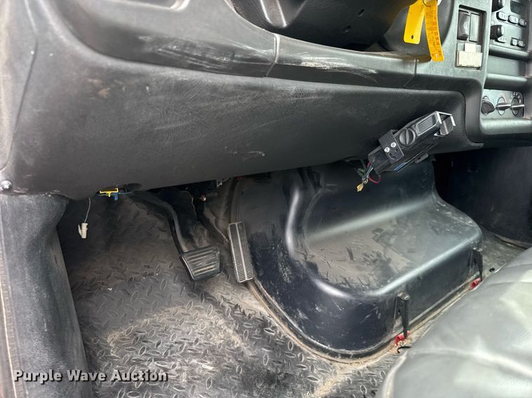 image for item EO0666 2009 Chevrolet C5500 Crew Cab utility / service truck