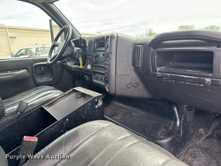 image for item EO0666 2009 Chevrolet C5500 Crew Cab utility / service truck