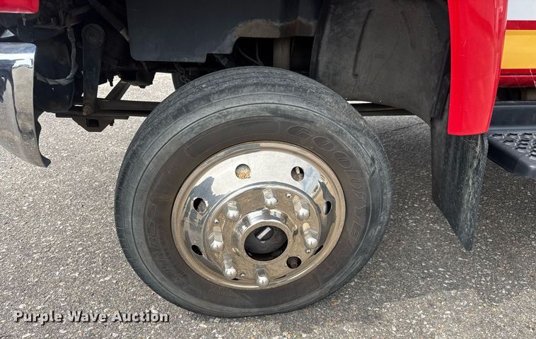 image for item EO0666 2009 Chevrolet C5500 Crew Cab utility / service truck