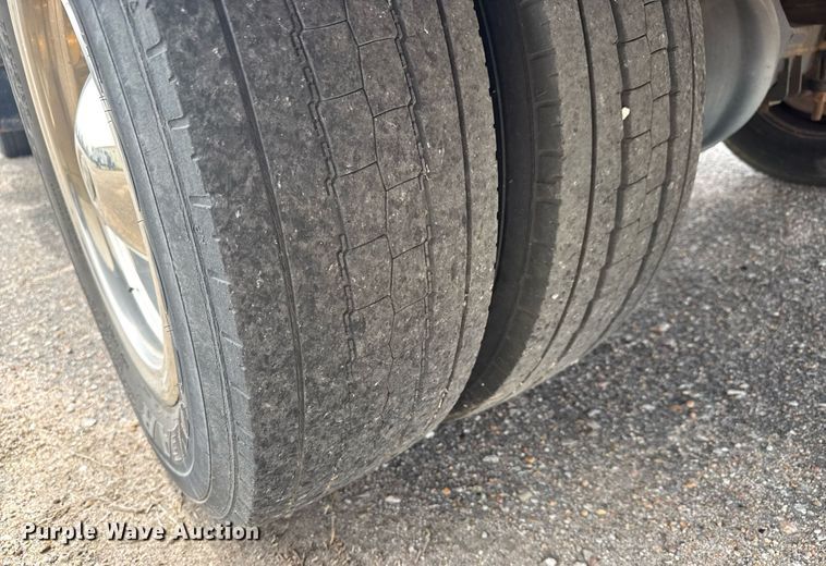 image for item EO0666 2009 Chevrolet C5500 Crew Cab utility / service truck