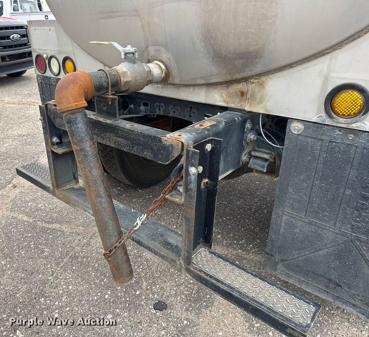 image for item EO0672 2014 Freightliner Business Class M2 tank truck