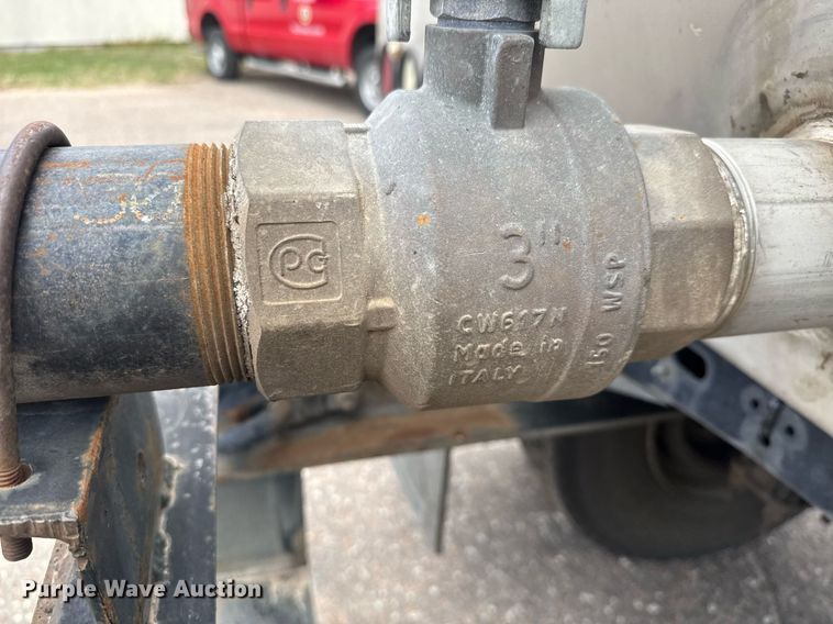 image for item EO0672 2014 Freightliner Business Class M2 tank truck