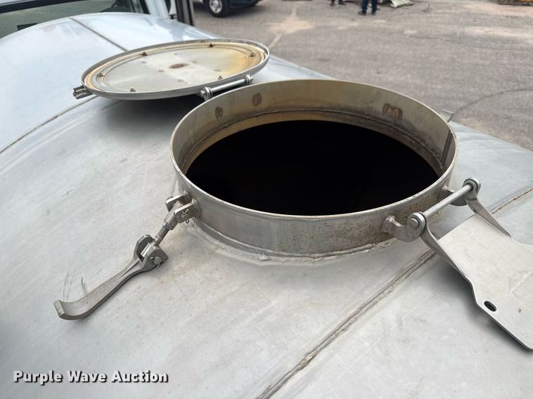 image for item EO0672 2014 Freightliner Business Class M2 tank truck