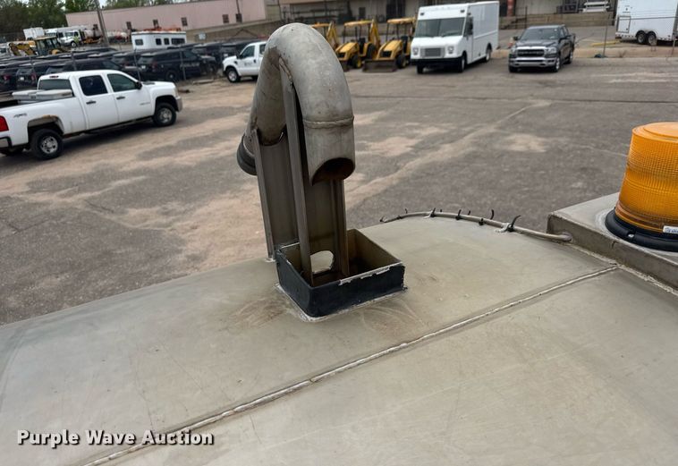 image for item EO0672 2014 Freightliner Business Class M2 tank truck