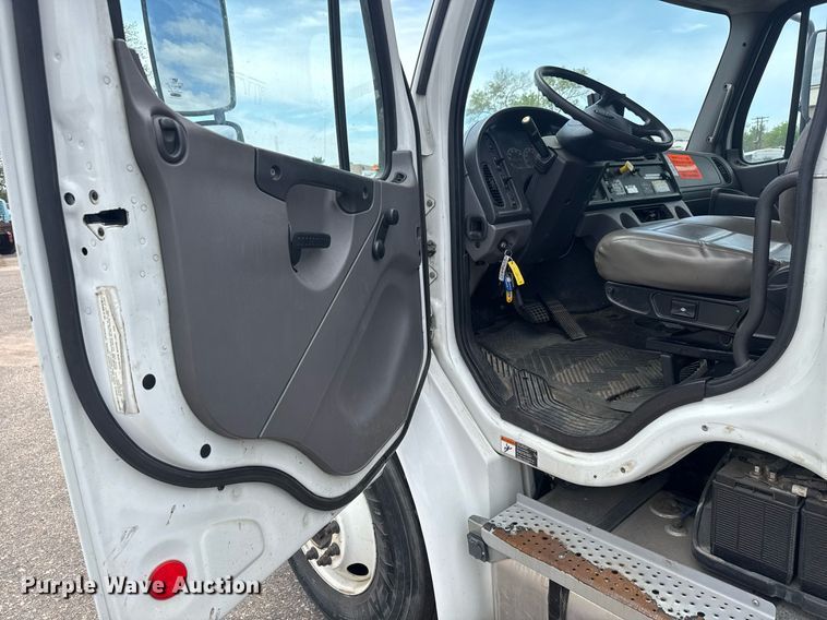 image for item EO0672 2014 Freightliner Business Class M2 tank truck