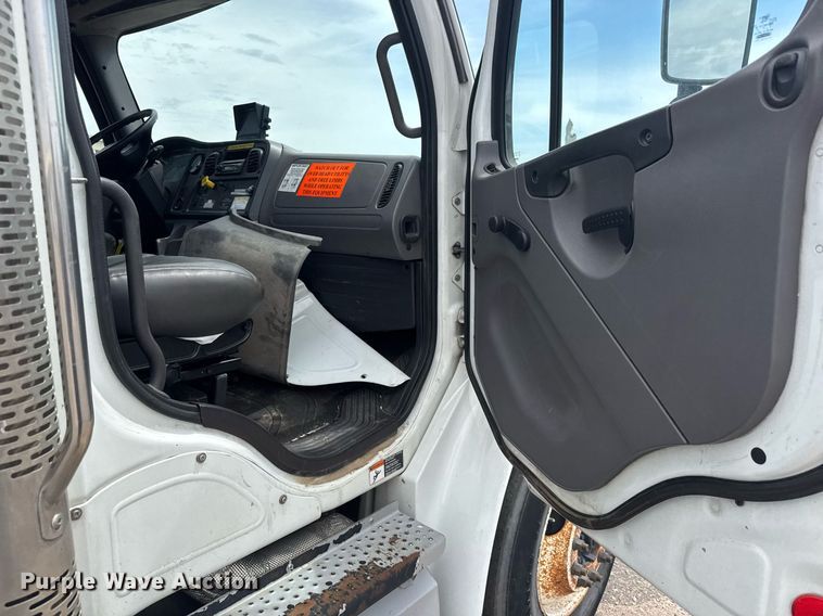 image for item EO0672 2014 Freightliner Business Class M2 tank truck