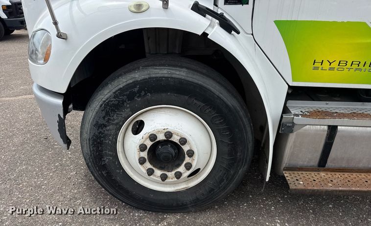 image for item EO0672 2014 Freightliner Business Class M2 tank truck