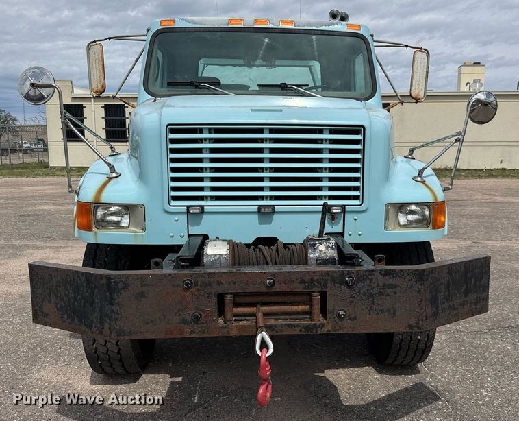 image for item EO0675 1996 International 4900 tow truck