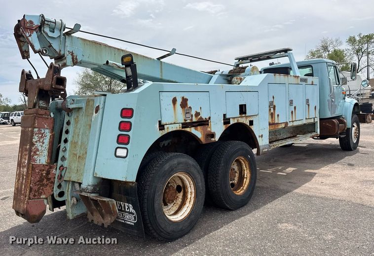 image for item EO0675 1996 International 4900 tow truck