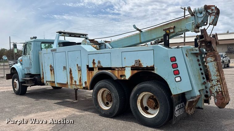 image for item EO0675 1996 International 4900 tow truck