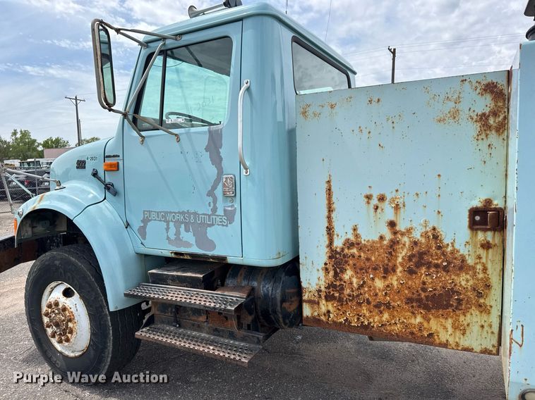 image for item EO0675 1996 International 4900 tow truck