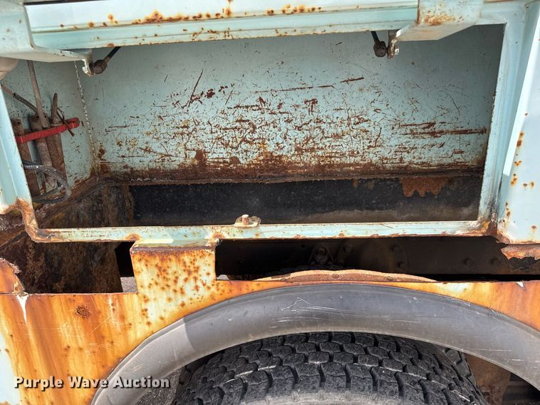 image for item EO0675 1996 International 4900 tow truck