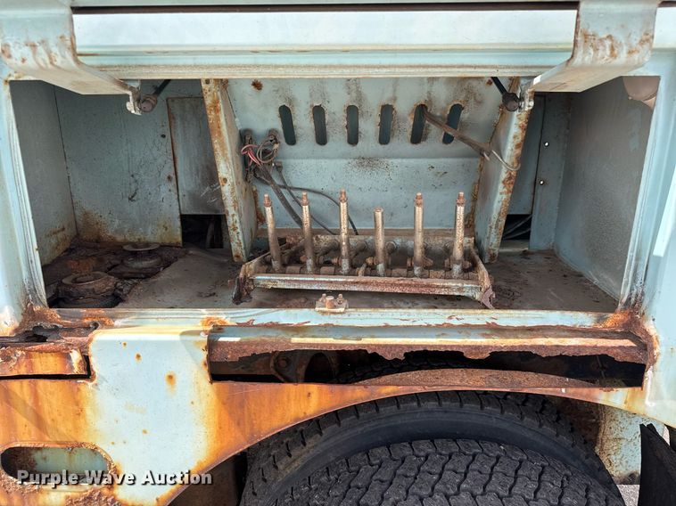 image for item EO0675 1996 International 4900 tow truck